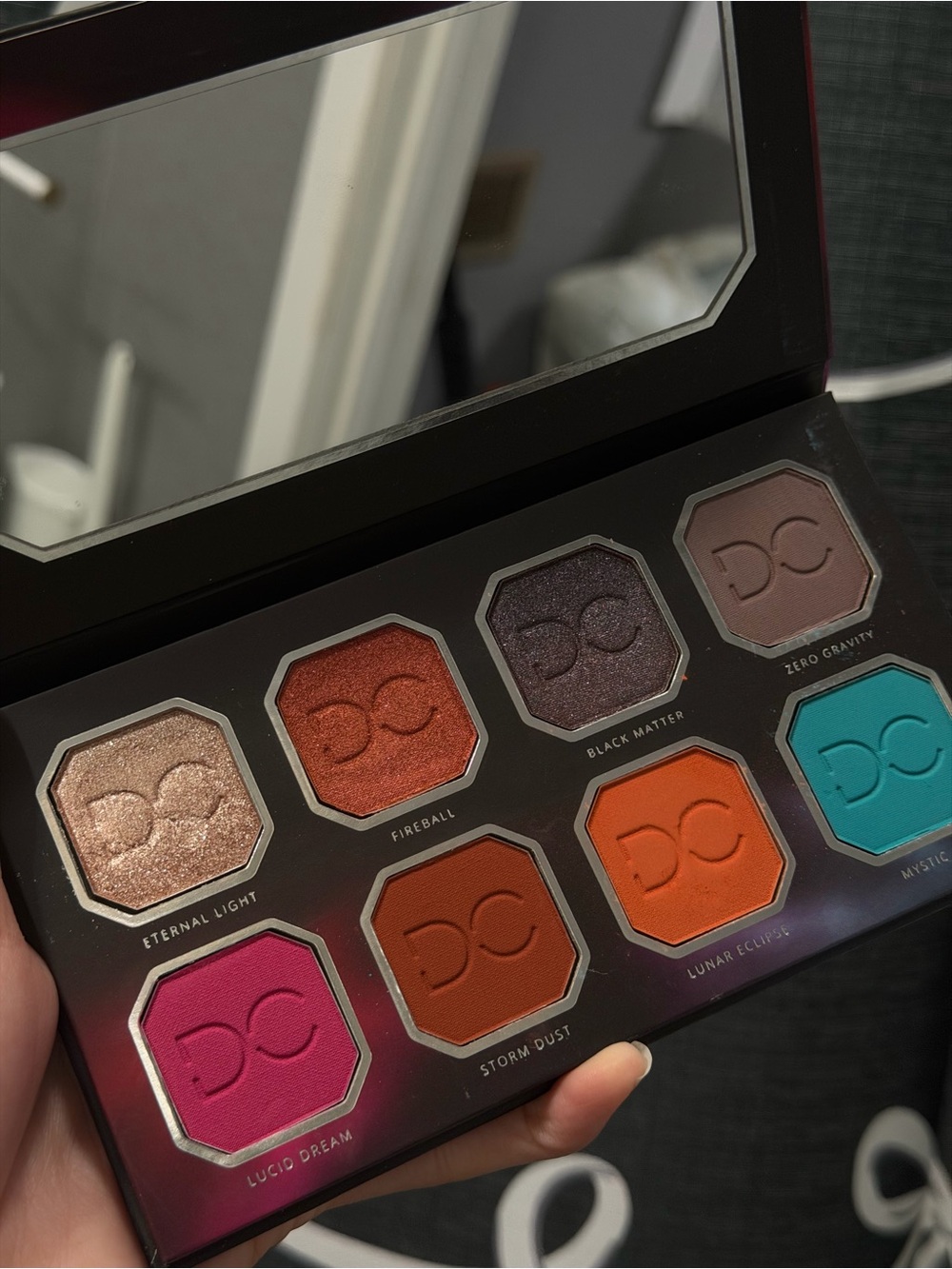 DC Vibrant Eyeshadow Palette — Multicolor (Pink, Orange, Teal, Bronze)
